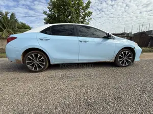 Toyota Corolla LE (1.8L 4cyl 2A) 2018 Blue