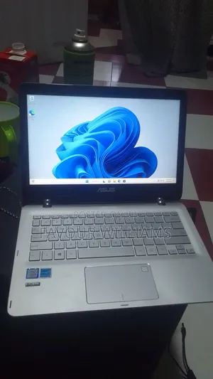 Laptop Asus ASUSPRO P2440UQ 6GB Intel Core i5 HDD+SSD 1T