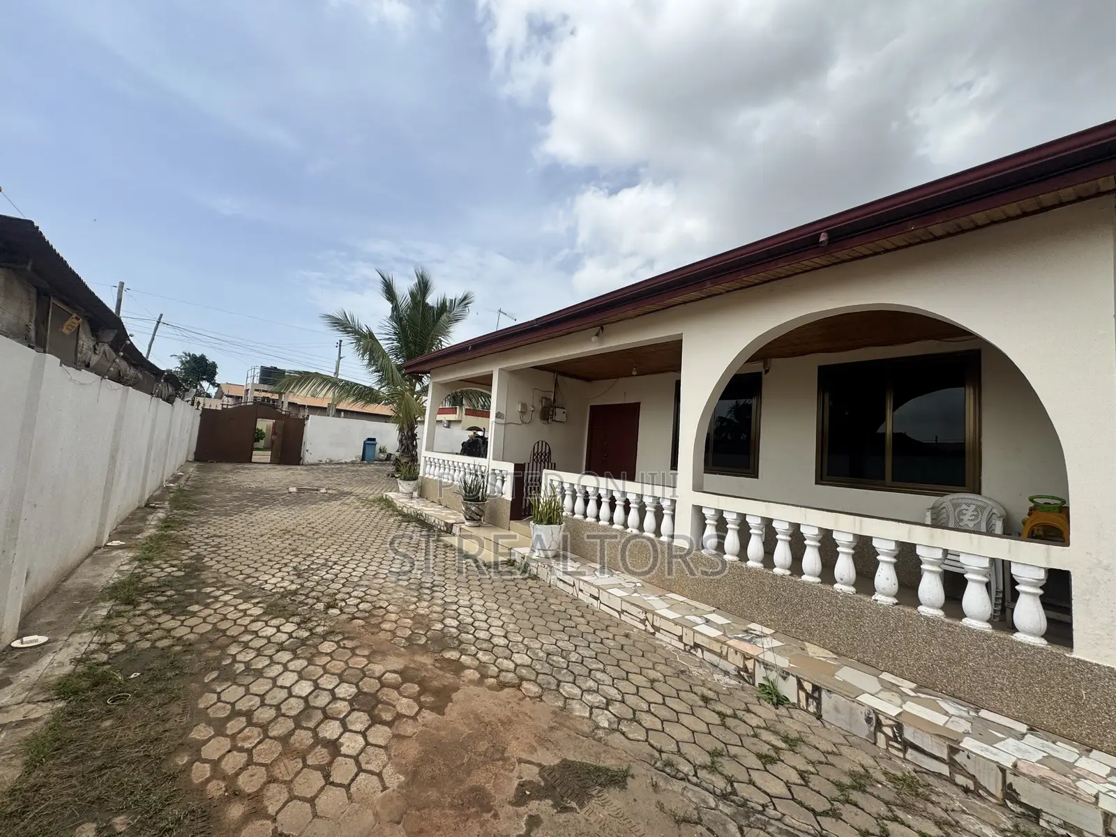 4bdrm Bungalow in Community 19 Annex, Sakumono for sale