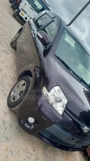 Toyota Sienta 2012