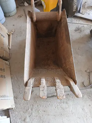 4 Teeth Backhoe Loader Bucket in Good Condition.