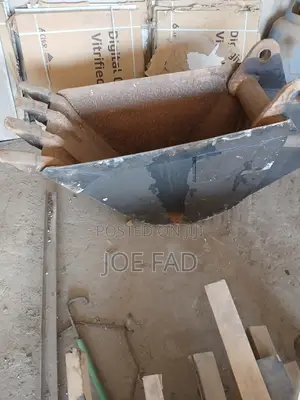 4 Teeth Backhoe Loader Bucket in Good Condition.