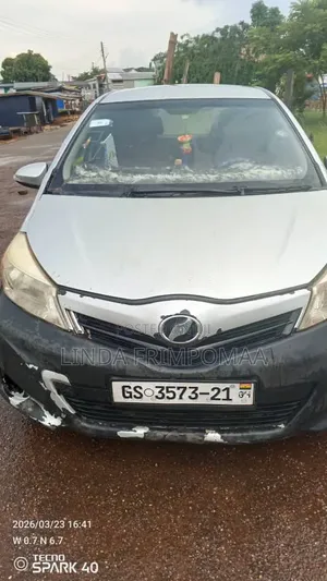 Toyota Vitz 2012 Silver