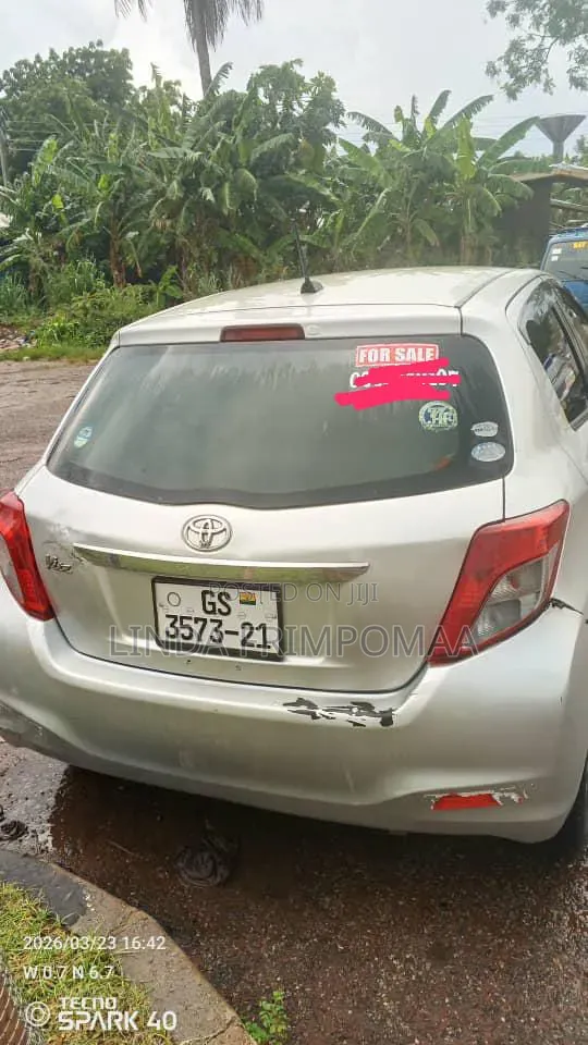 Toyota Vitz 2012 Silver