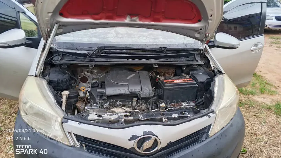 Toyota Vitz 2012 Silver