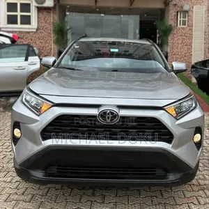 Toyota RAV4 XLE 2021 Silver