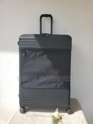 It Luggage Attuned 8-Wheel Expandable Traveling Suitcase.