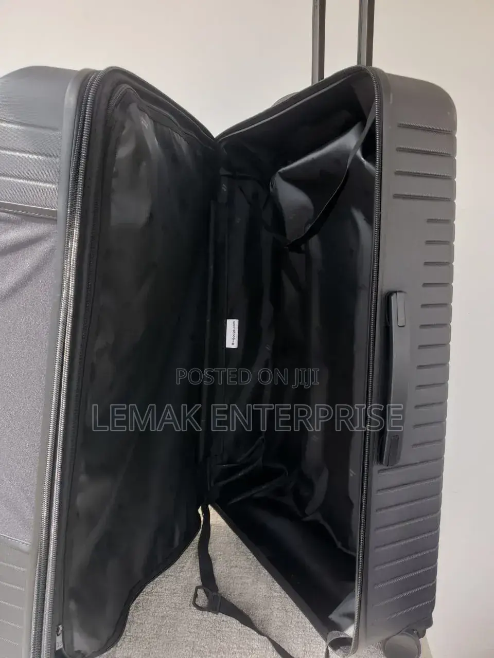 It Luggage Attuned 8-Wheel Expandable Traveling Suitcase.