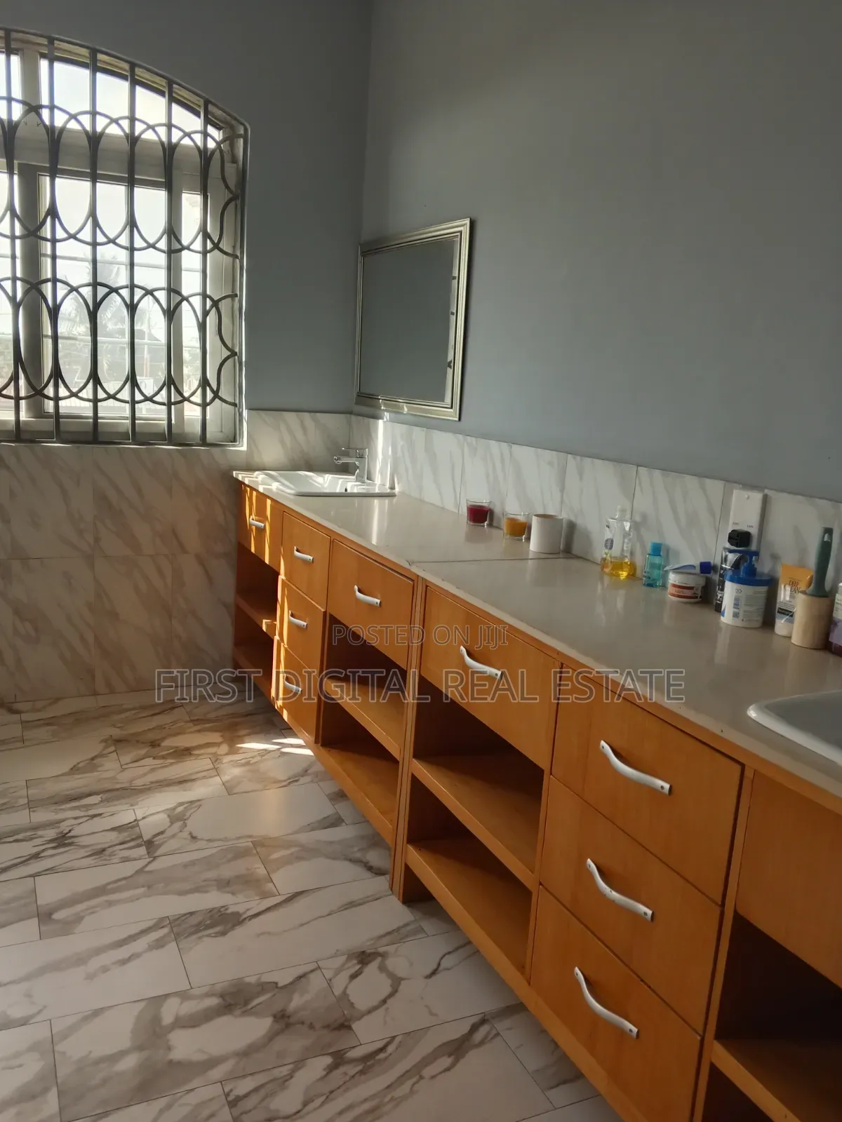 6 Bedroom for Sale on 4 Plot in Kasoa New Market