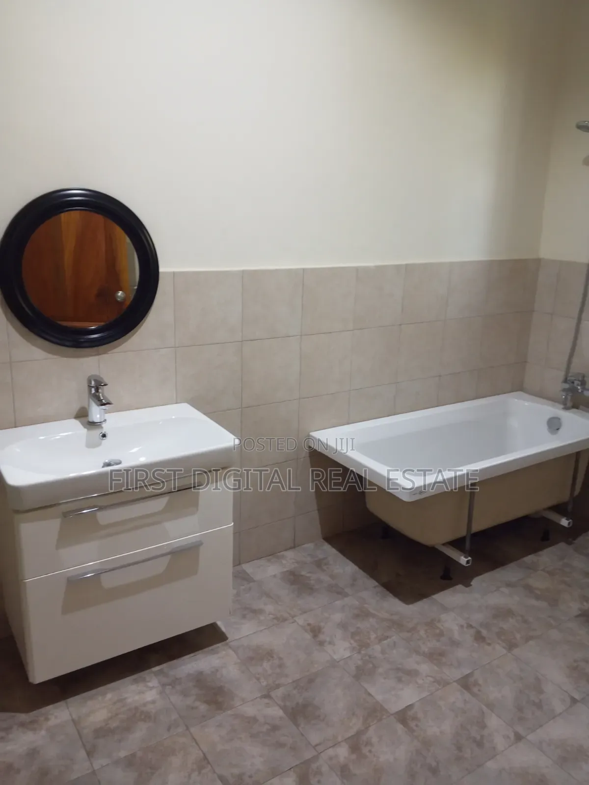 6 Bedroom for Sale on 4 Plot in Kasoa New Market