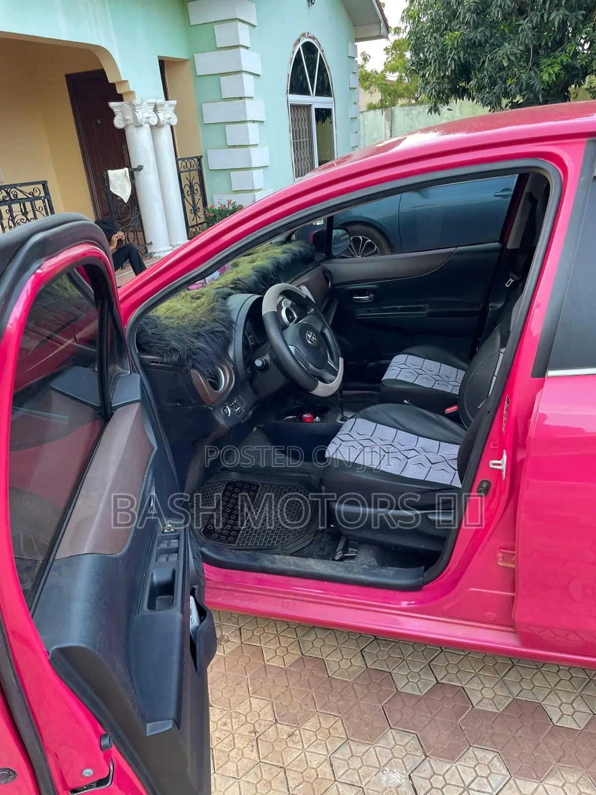 Toyota Vitz 1.3 AWD 5dr 2012 Pink