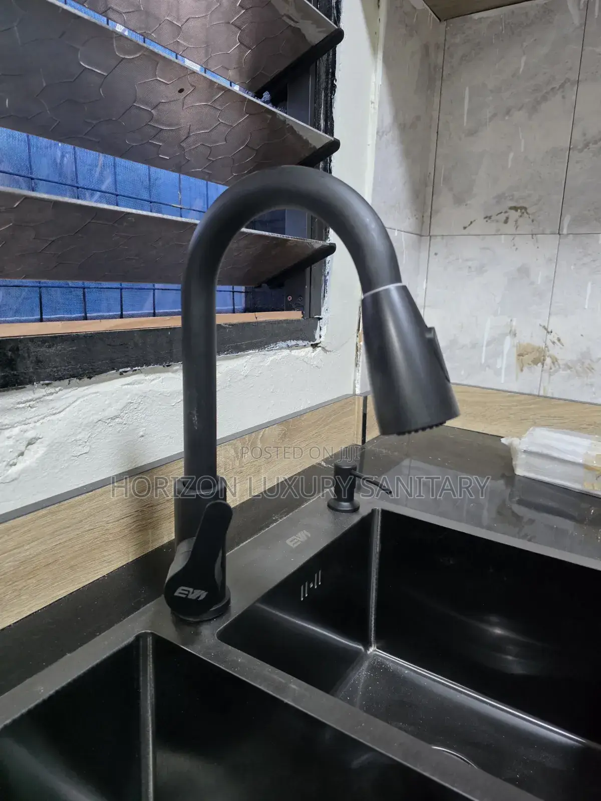 Luxury 360° Rotation Pullout Hot and Cold Kitchen Faucet
