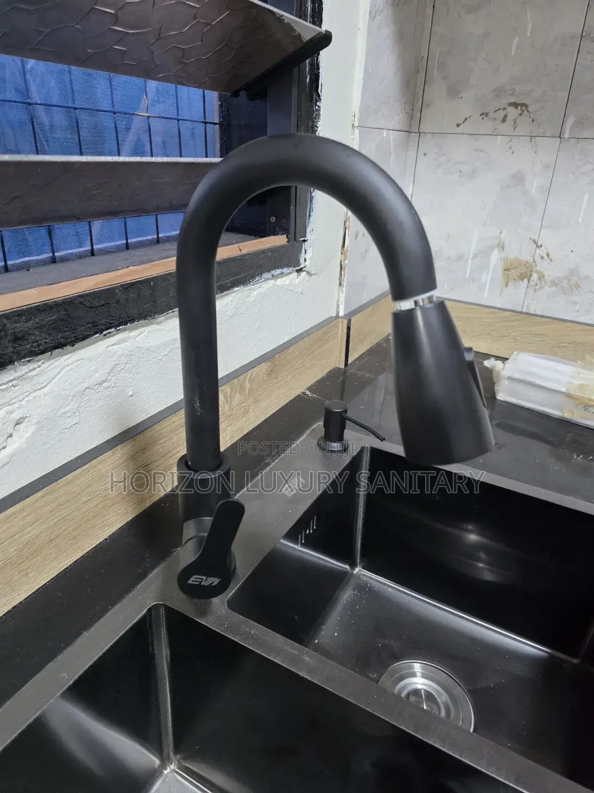 Luxury 360° Rotation Pullout Hot and Cold Kitchen Faucet