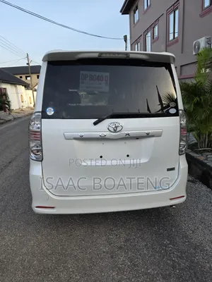 Toyota Voxy 2010 Pearl