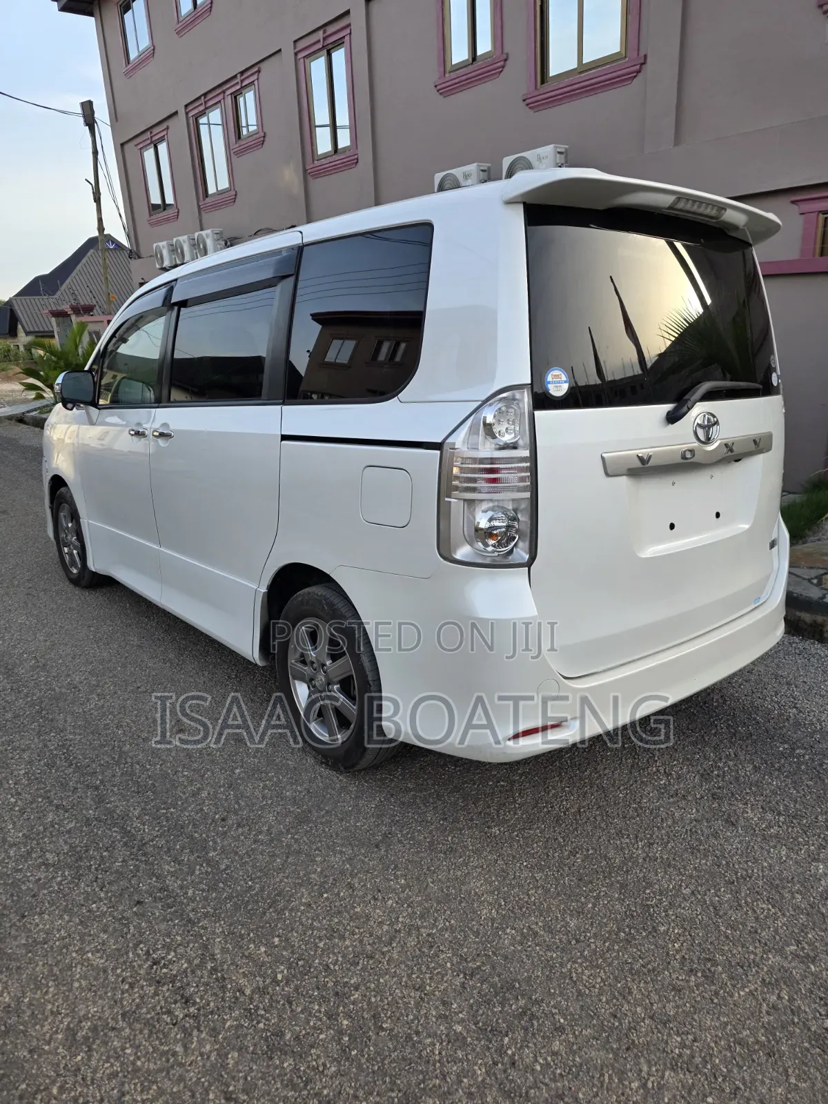 Toyota Voxy 2010 Pearl