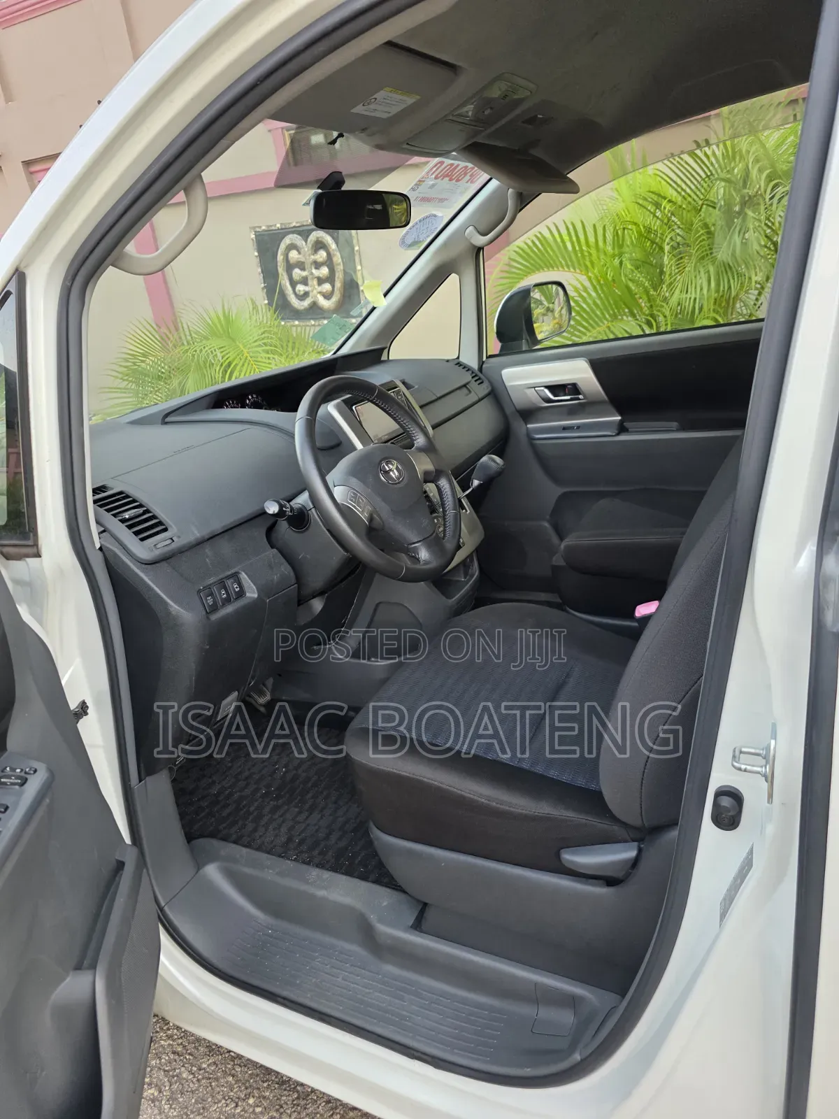 Toyota Voxy 2010 Pearl