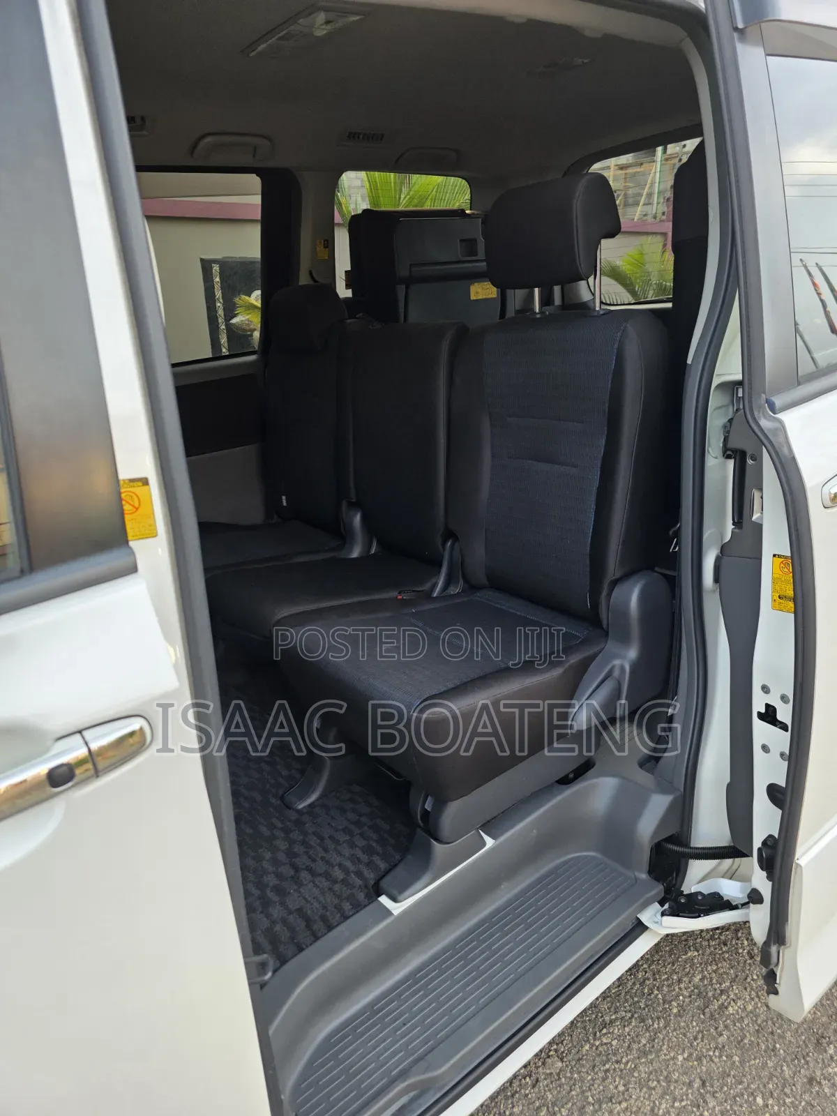 Toyota Voxy 2010 Pearl