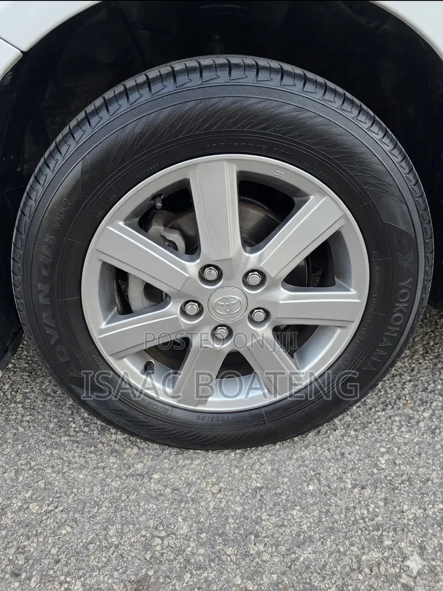 Toyota Voxy 2010 Pearl