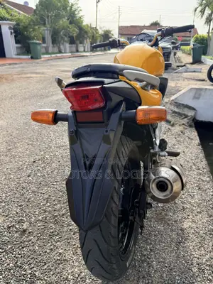 Honda CB 2012 Yellow