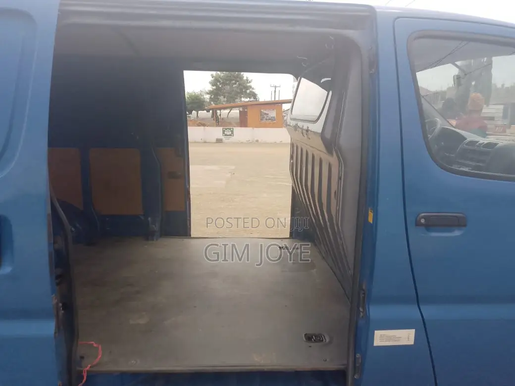 Toyota HiAce 2006 Blue