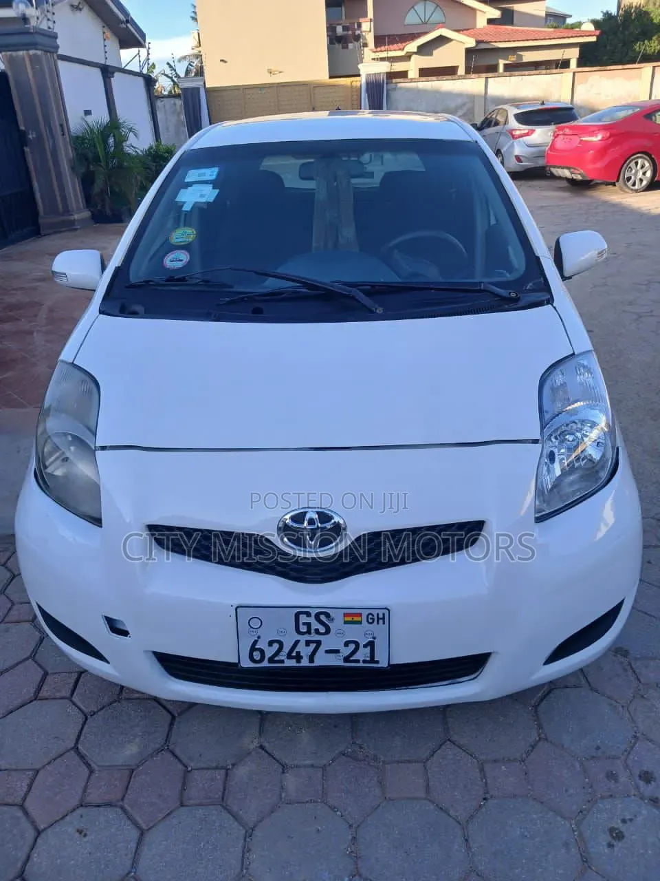 Toyota Vitz 2010 White
