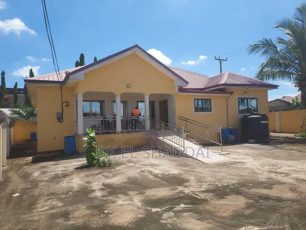 4bdrm House in Pokuase for sale