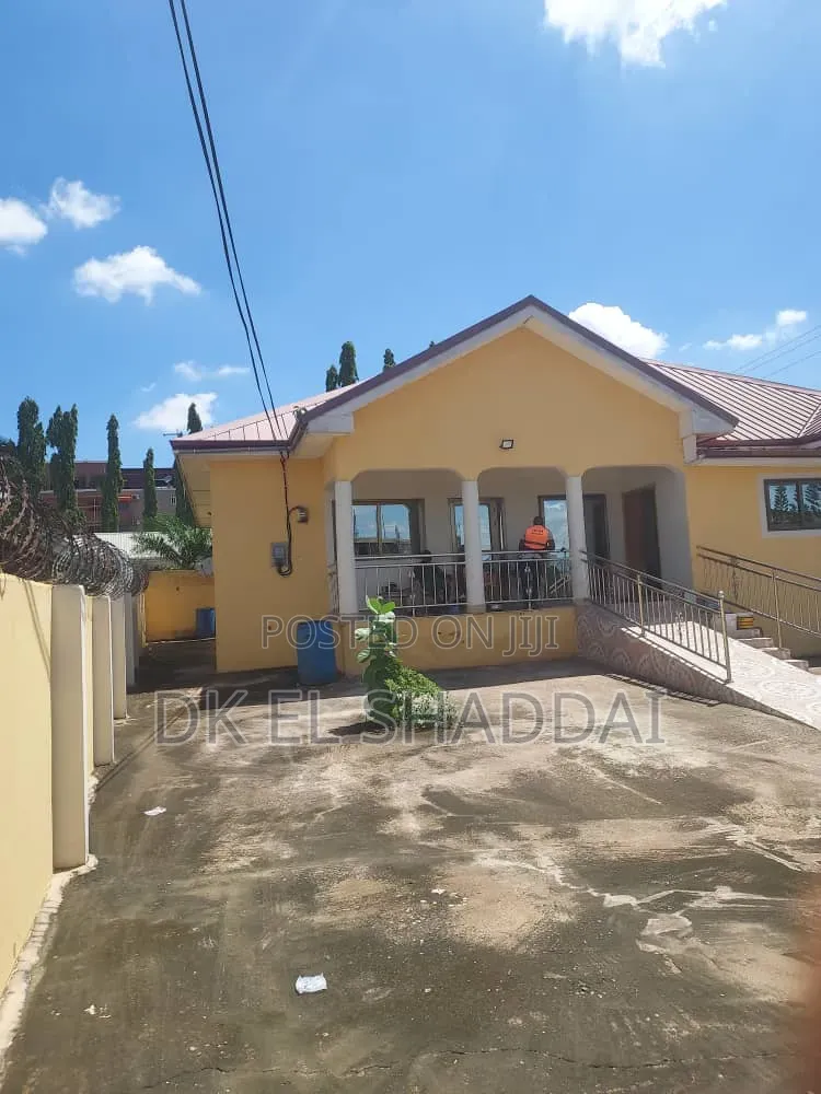 4bdrm House in Pokuase for sale