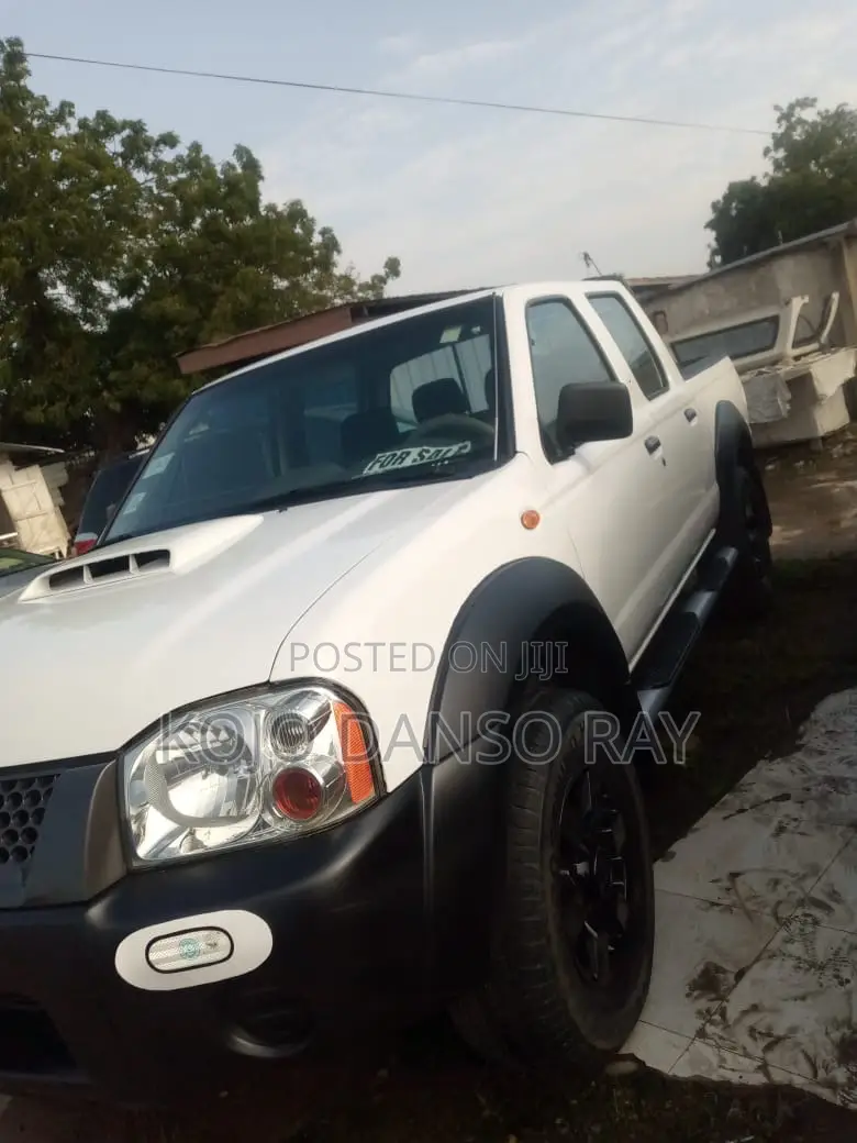 Nissan Hardbody 2015 White