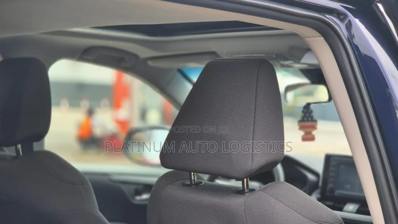 Toyota RAV4 XLE 2021 Blue