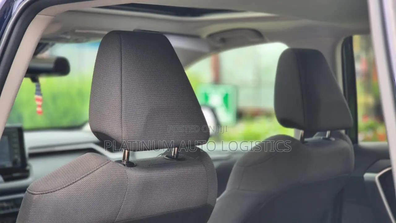 Toyota RAV4 XLE 2021 Blue