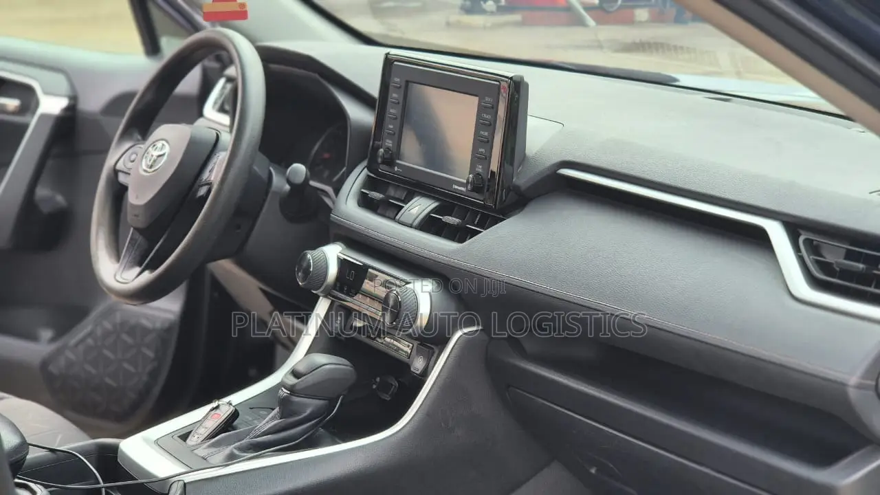 Toyota RAV4 XLE 2021 Blue