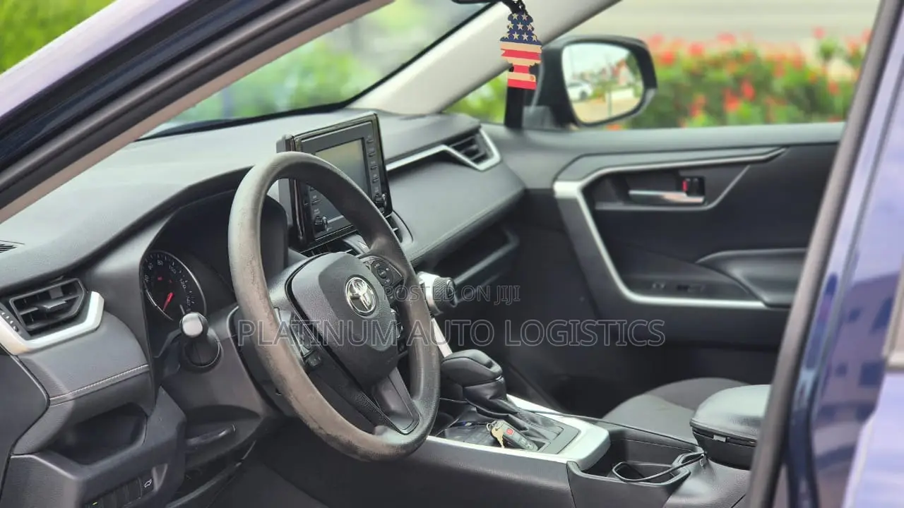 Toyota RAV4 XLE 2021 Blue