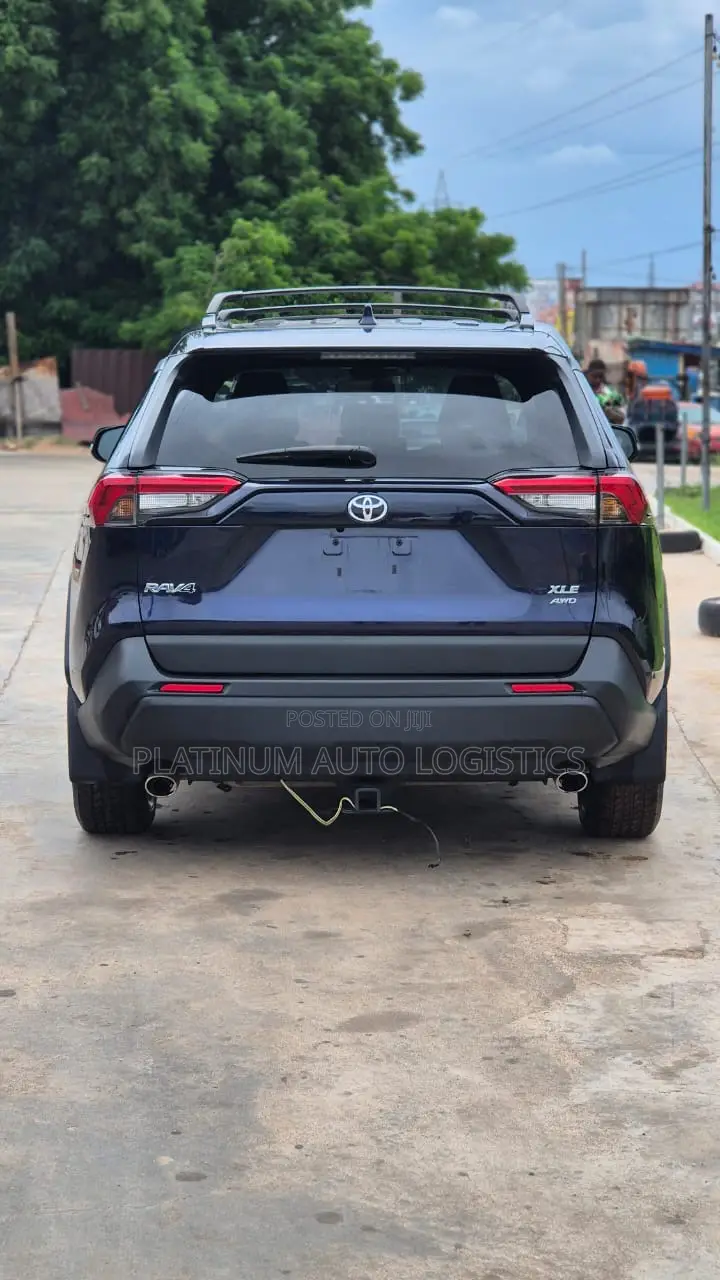 Toyota RAV4 XLE 2021 Blue
