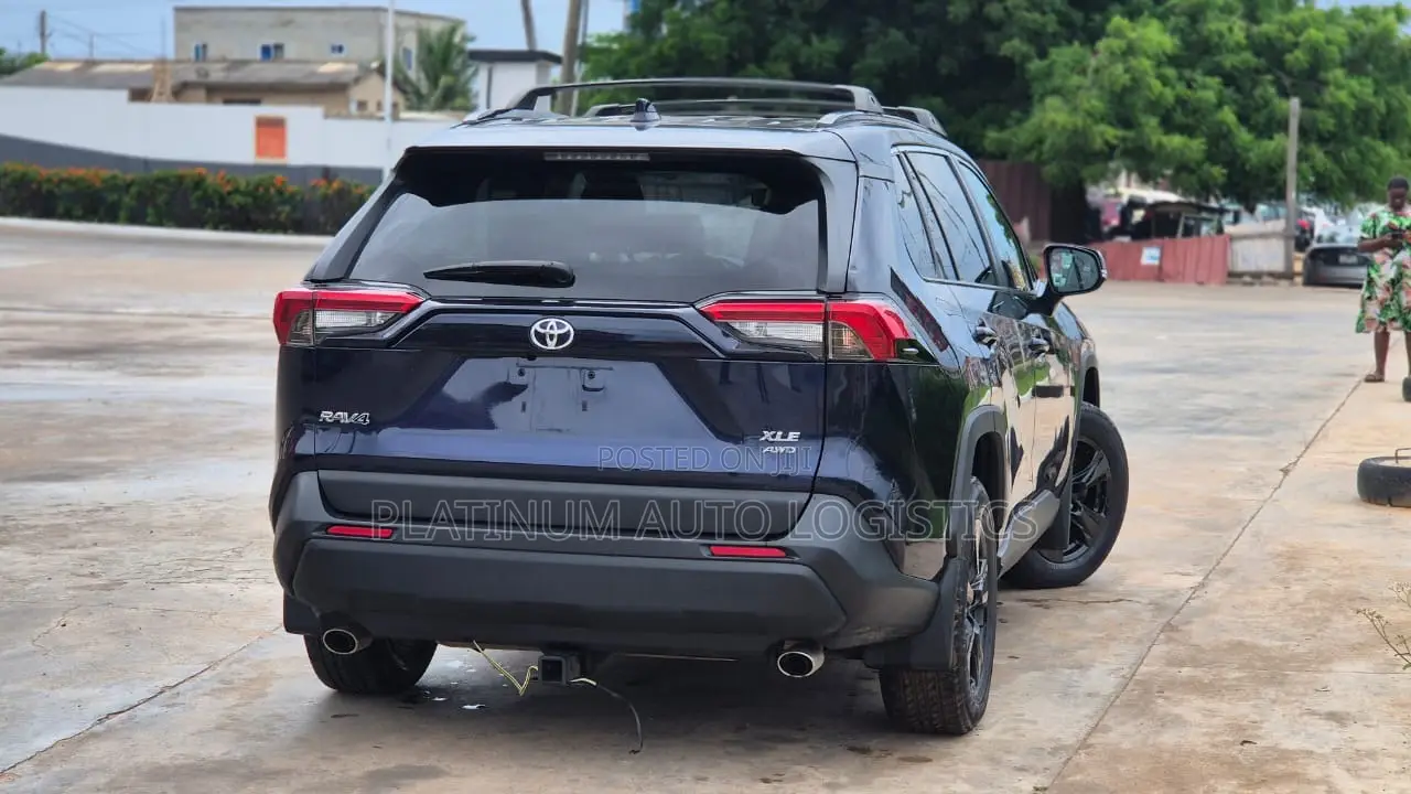 Toyota RAV4 XLE 2021 Blue