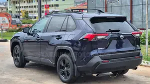 Toyota RAV4 XLE 2021 Blue