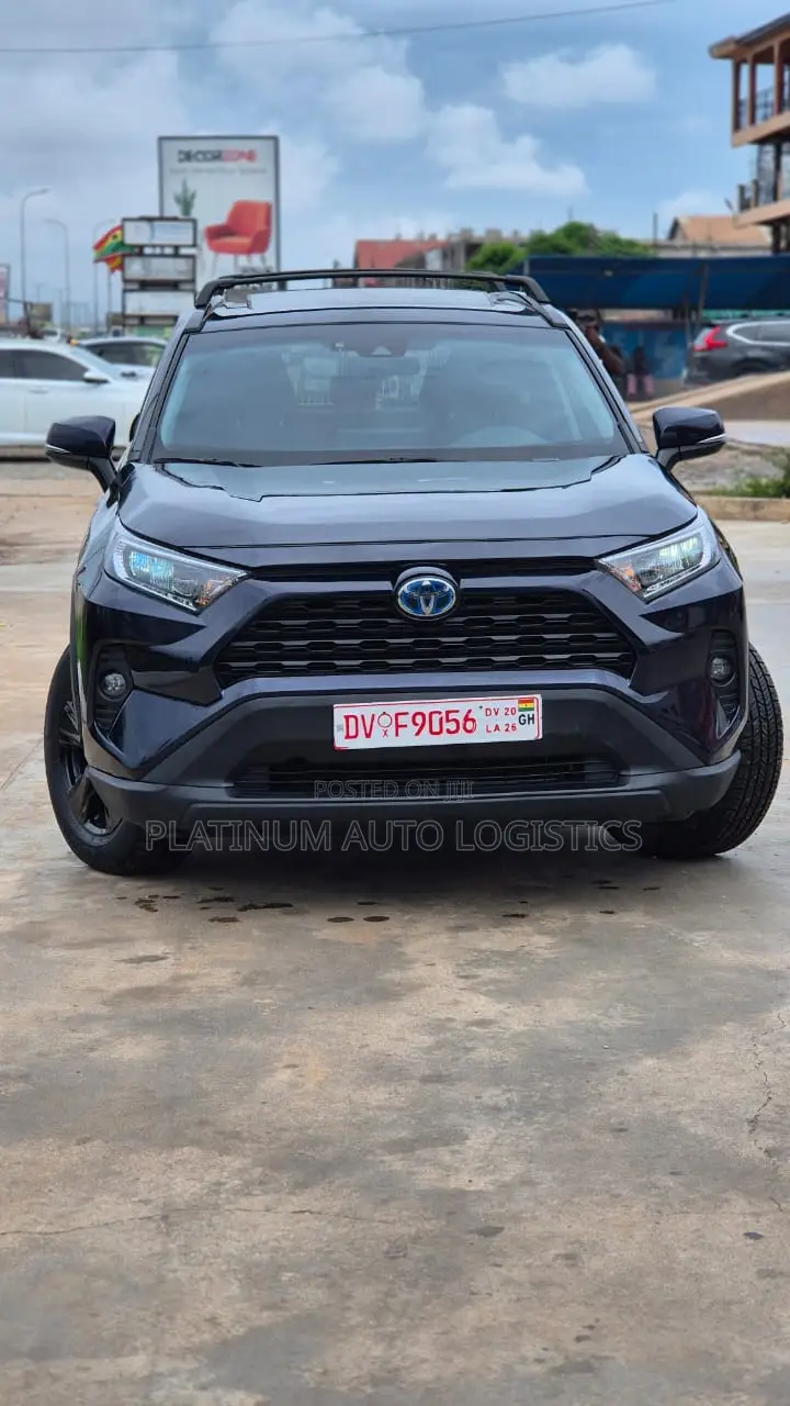 Toyota RAV4 XLE 2021 Blue