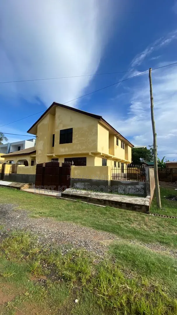 5bdrm House in Shallom Motors, Lashibi for sale