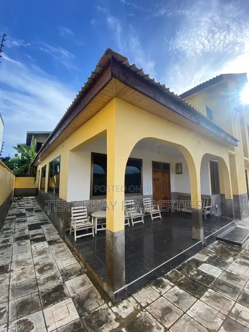 5bdrm House in Shallom Motors, Lashibi for sale