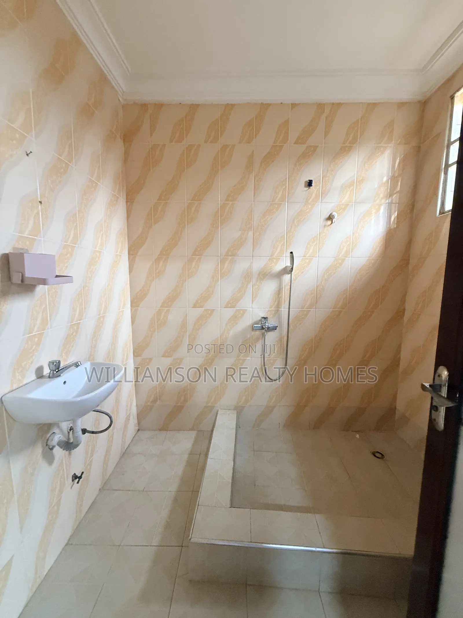 3bdrm House in Community 18 Area, Spintex for rent