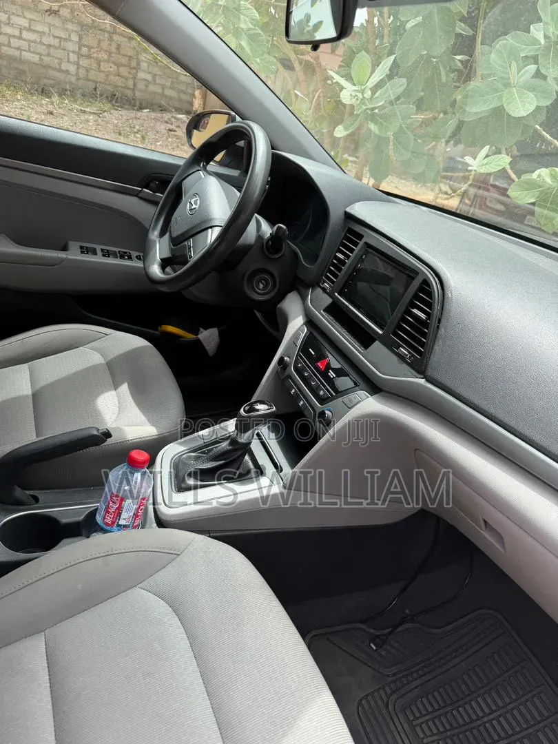 Hyundai Elantra SE Sedan FWD (2.0L 4cyl 6M) 2017 Gray
