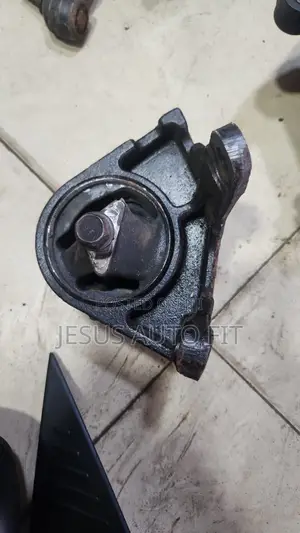 2002-2004 Jeep Cherokee Engine Motor Mount