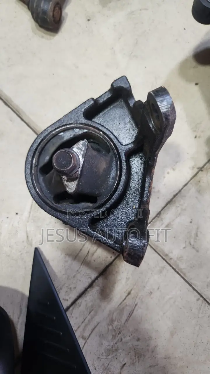 2002-2004 Jeep Cherokee Engine Motor Mount