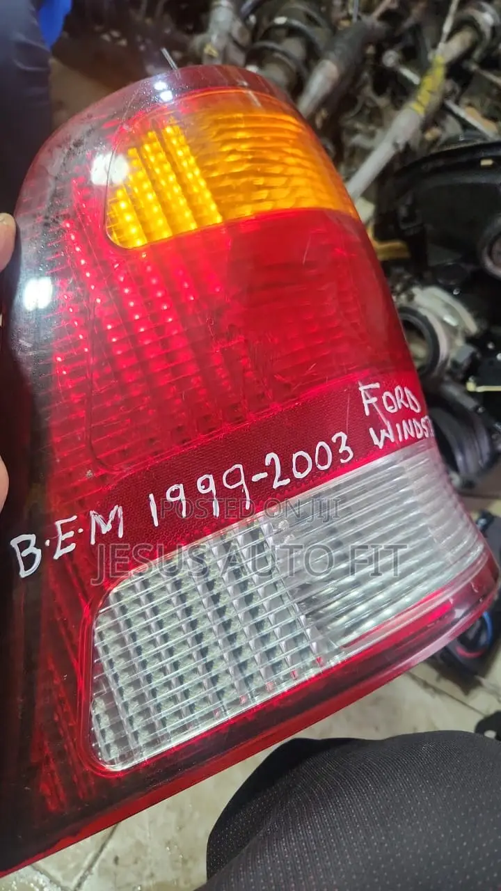 1999-2003 Ford Windstar Tail Light