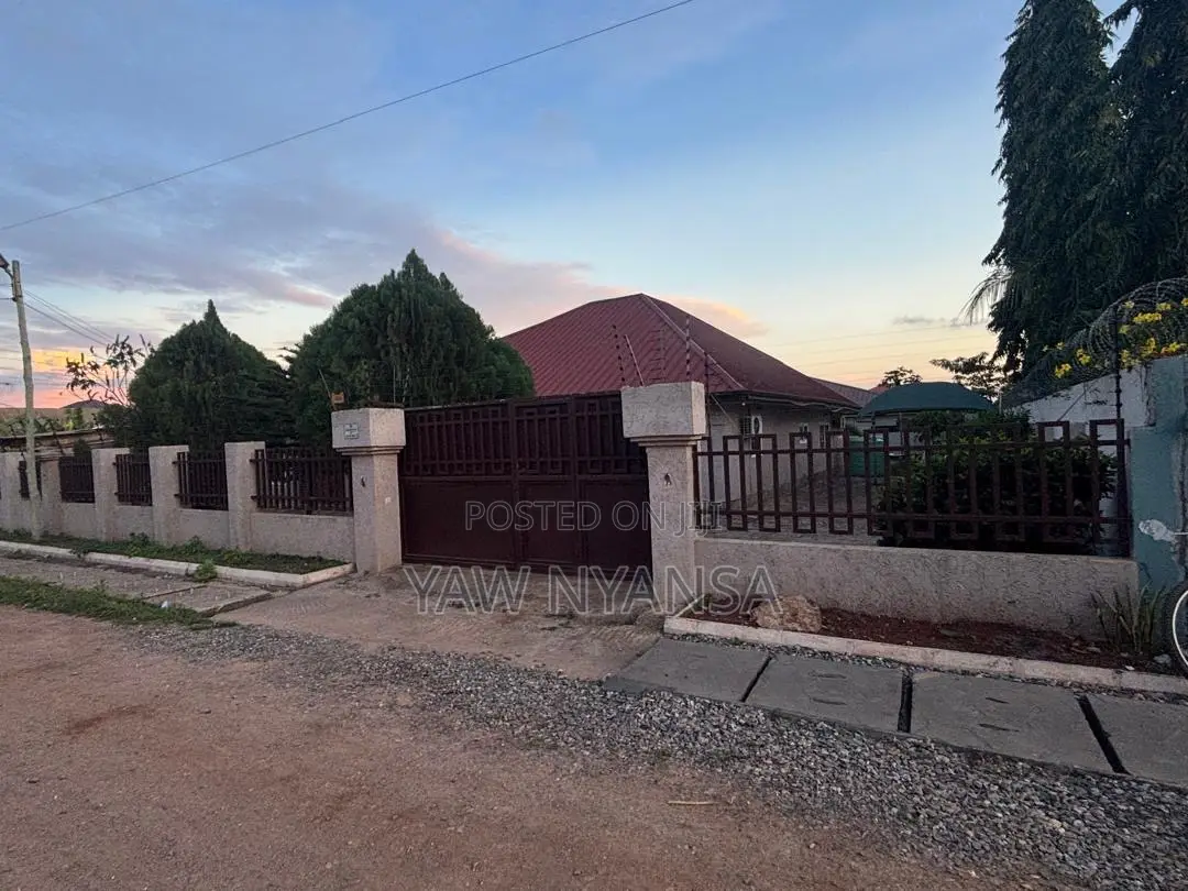 4bdrm House in Bn, Lake Side Estate for rent