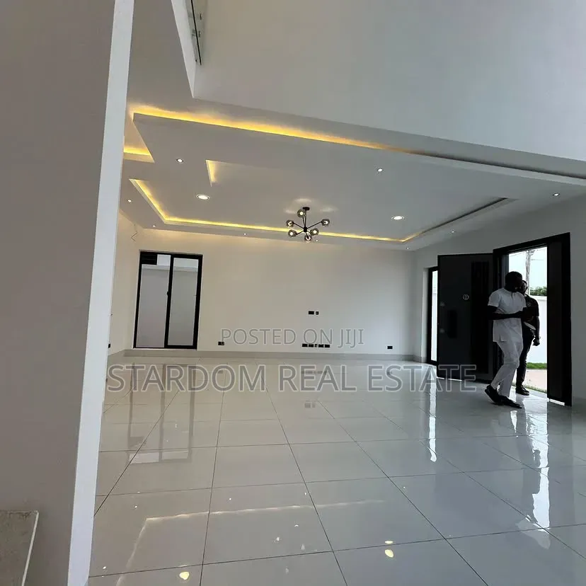 4bdrm Duplex in Shell Signboard, Coca Cola for sale