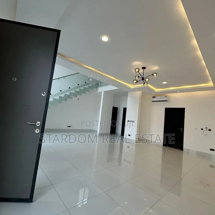 4bdrm Duplex in Shell Signboard, Coca Cola for sale