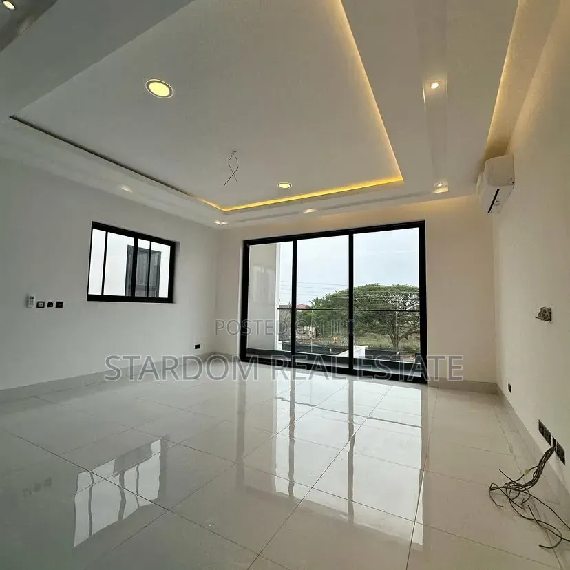 4bdrm Duplex in Shell Signboard, Coca Cola for sale