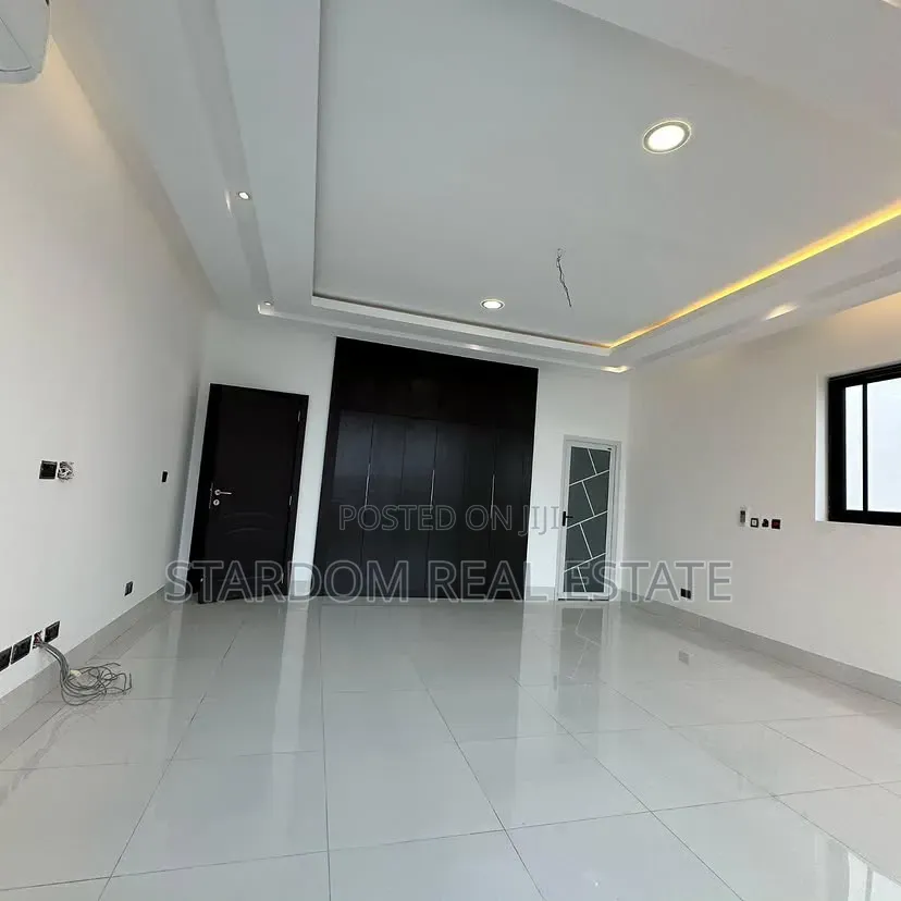 4bdrm Duplex in Shell Signboard, Coca Cola for sale
