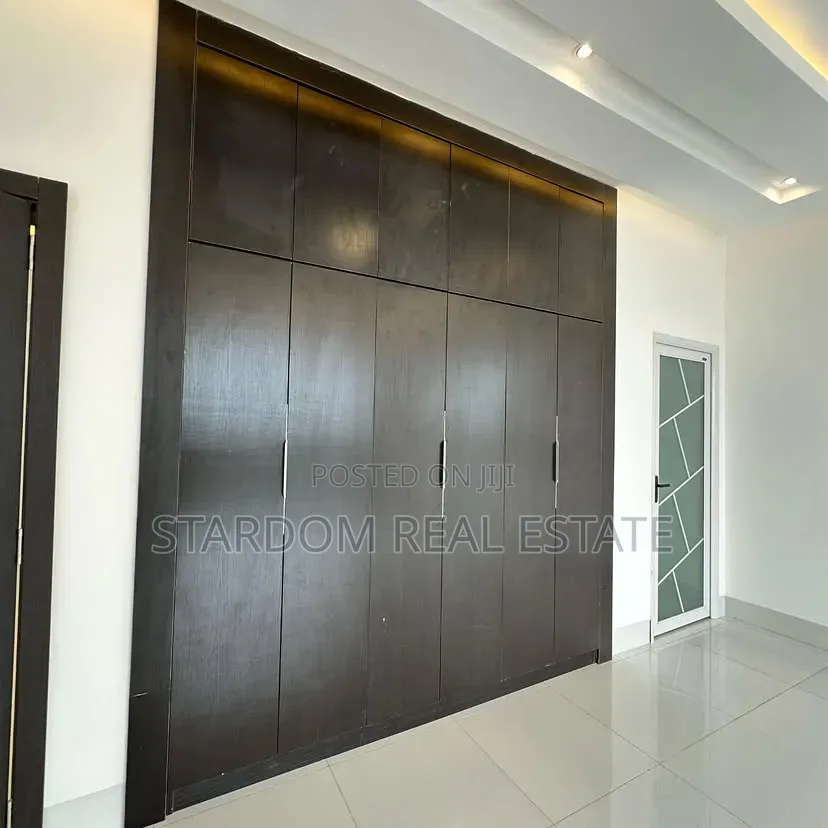 4bdrm Duplex in Shell Signboard, Coca Cola for sale