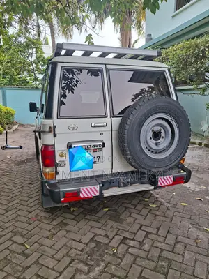 Toyota Land Cruiser 2013 Off white